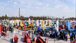 Blick auf Messegelände mit Zelten, Fahnen und Landmaschinen