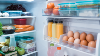 ein offen stehender gefüllter Kühlschrank