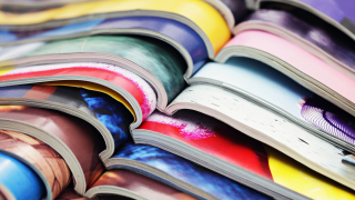 ein Stapel aufgeschlagener Zeitschriften