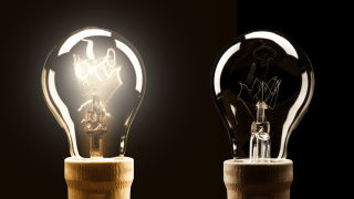 Zwei Glühbirnen in der Seitenansicht, eine ist eingeschaltet, die andere ausgeschaltet