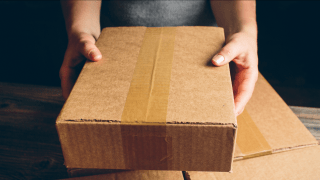 Eine Frau mit vielen verschiedenen Paketen