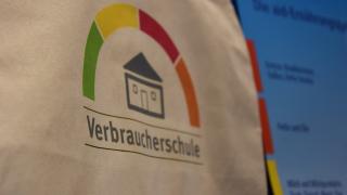 Eine Tasche mit dem Schriftzug Verbraucherschule