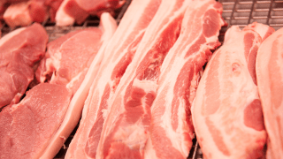 Schweinefleisch in der Auslage einer Fleischreitheke