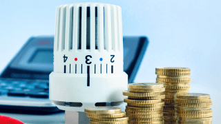 Ein Heizkörperventil mit gestapelten Euromünzen