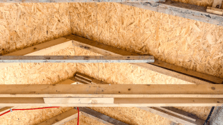 Ein Dachstuhl in Sanierungsarbeiten 