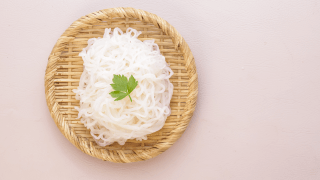 Ein Teller mit Konjaknudeln steht auf einem Tisch.