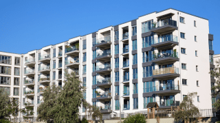 Ein mehrstöckiges Mietshaus.