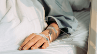 Person liegt in einem Krankenhausbett