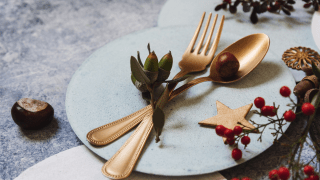 ein weihnachtlich dekorierter Teller