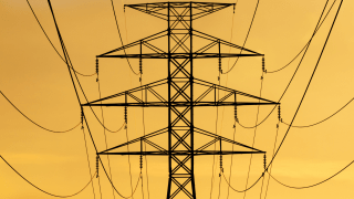 Ein Strommast in der Frontaufnahme.