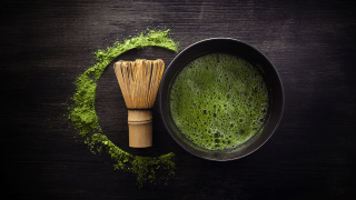 Ein Matcha-Tee auf einer dunklen Fläche mit Blick von oben