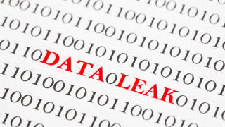 Zwischen einer Reihe von Binärcode (Einsen und Nullen) stehen die Wörter Data Leak - Symbolbild für ein Datenleck