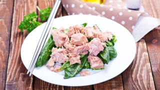 Thunfisch auf Algen auf einem Teller.