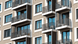 Ein Mietshaus mit mehreren Balkonen