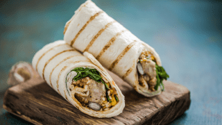 zwei Wraps mit Füllung auf einem Holztablette 