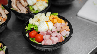 Eine Bowl als Bestellung zum Mitnehmen in einer to-go-Verpackung.