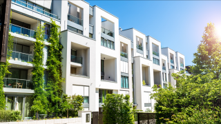 Moderne Mehrfamilien-Miethäuser in einer Reihe.