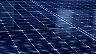 PV-Anlage in der Nahaufnahme - einzelne Solarpanels nebeneinander