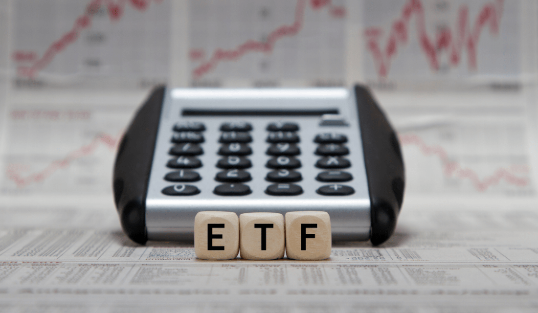 Taschenrechner und Holzwürfel mit Aufschrift ETF